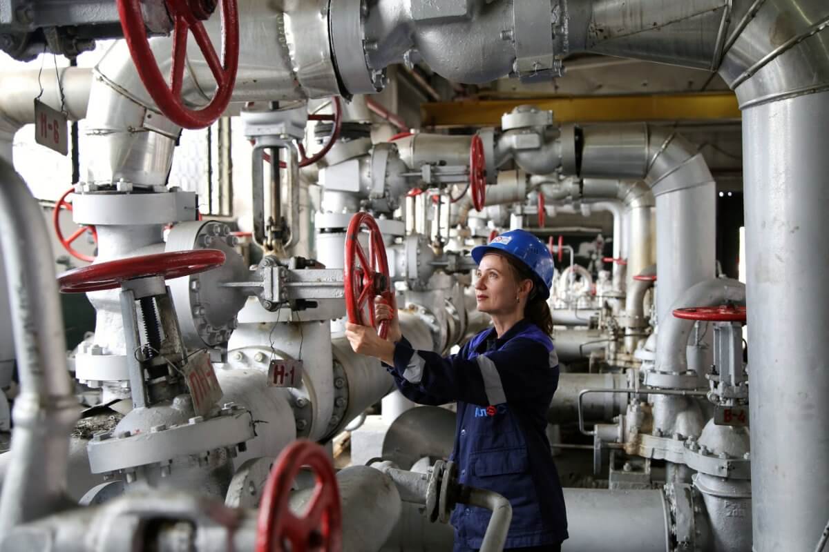 "С мужчинами проще": есть ли в энергетике Казахстана гендерное равенство