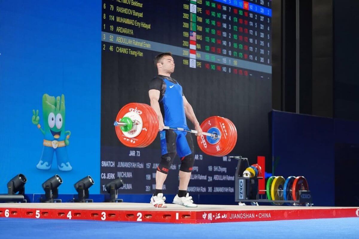 Казахстанский штангист завоевал бронзу на чемпионате Азии