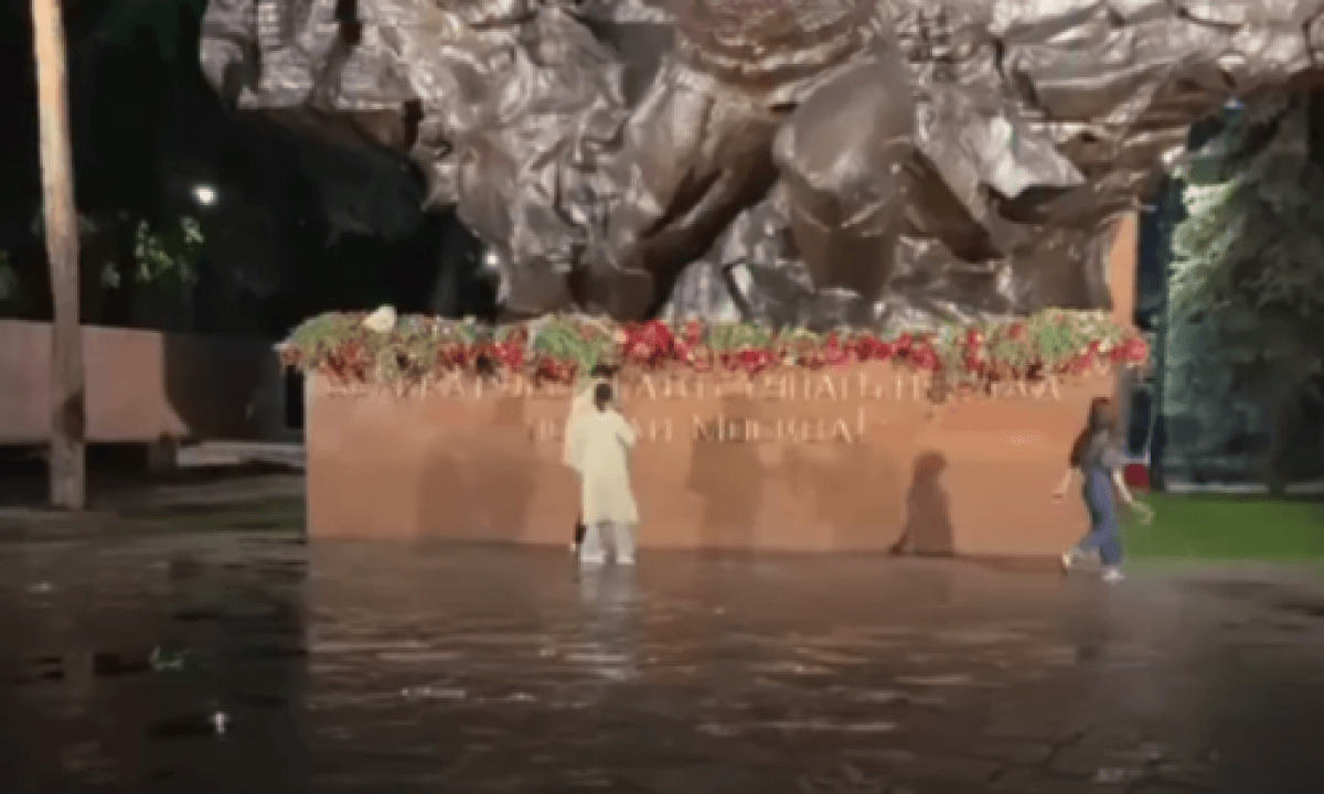 Пара украла цветы с мемориала панфиловцам в Алматы