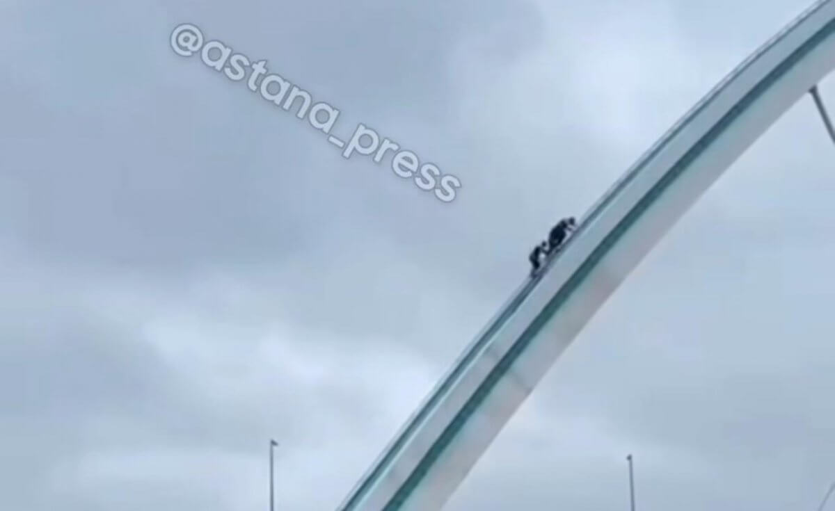 Мужчина забрался на арку моста "Караоткель" в Астане