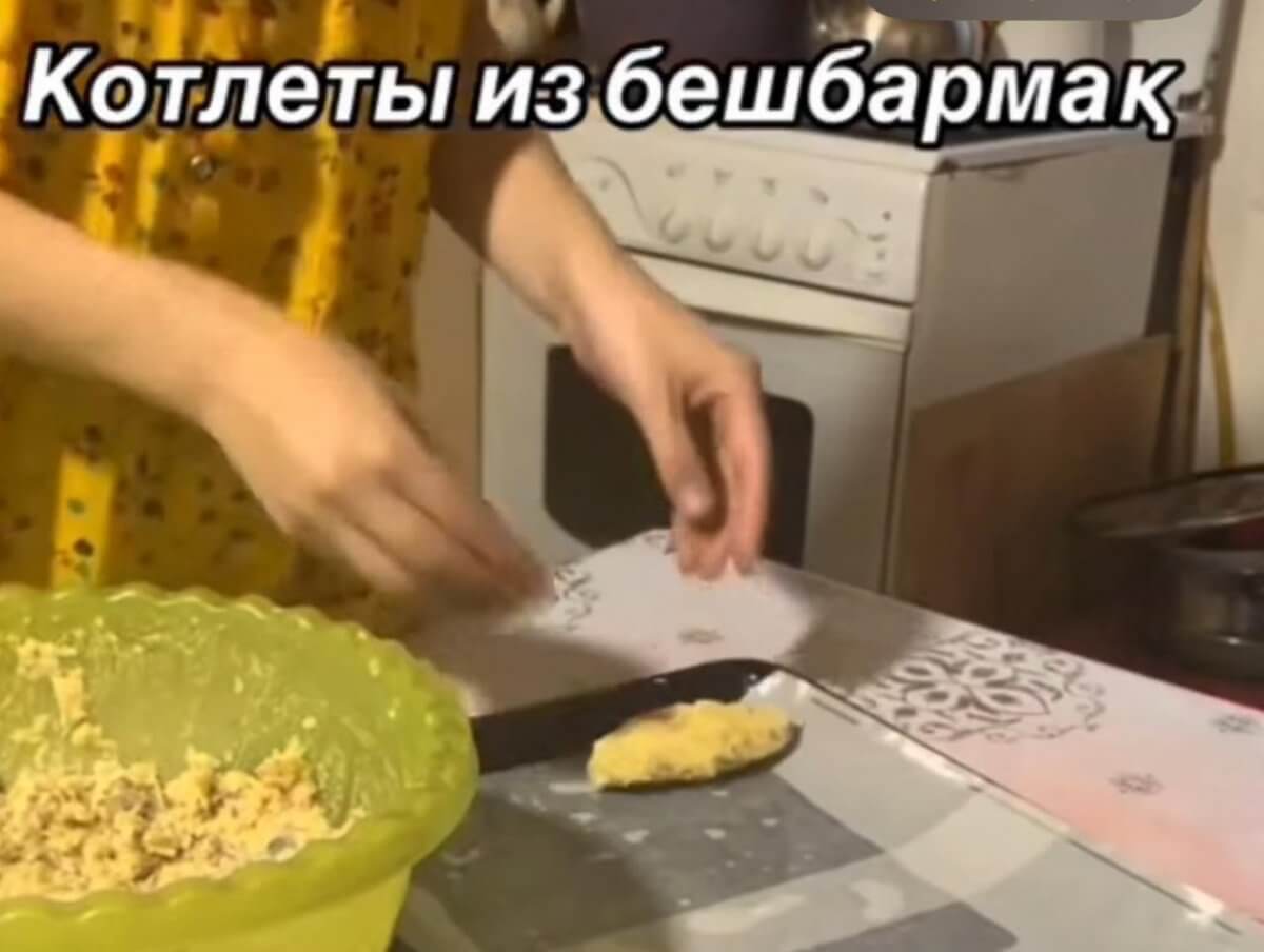 Казахстанка приготовила котлеты из бешбармака