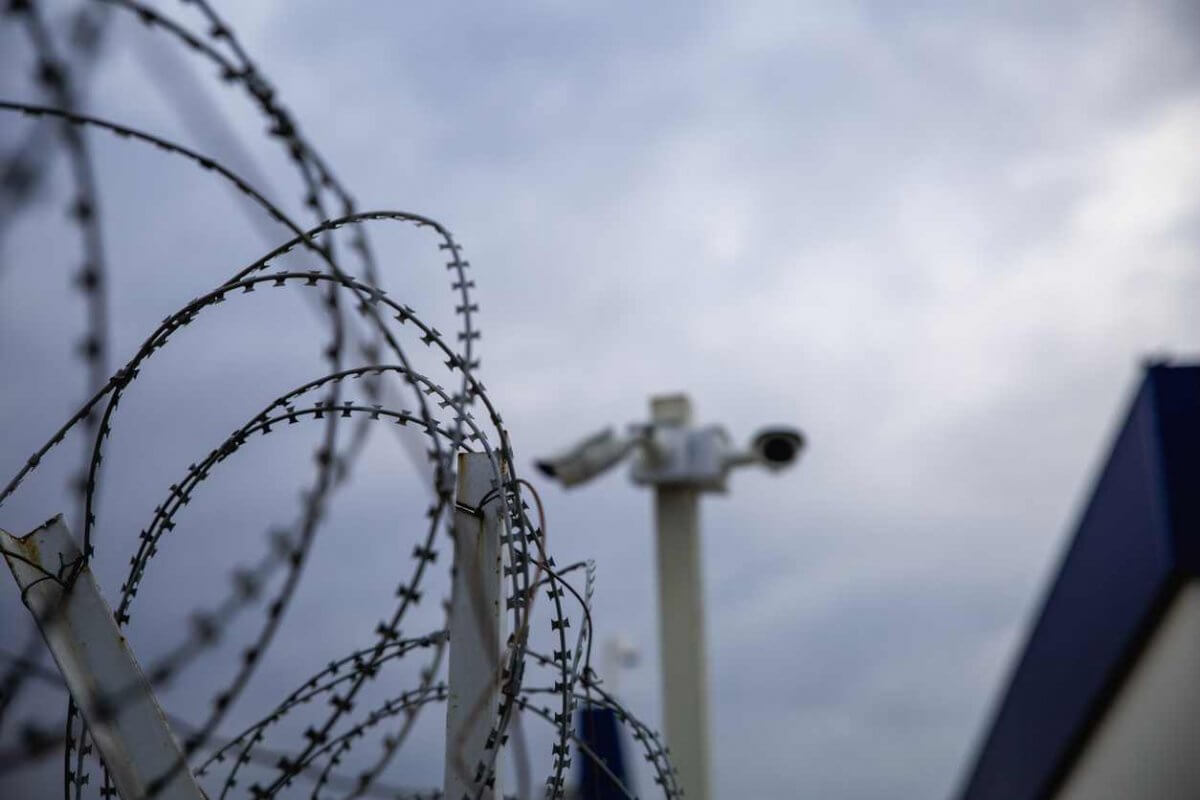 Сотовый телефон в курице пытались передать в колонию в Актобе