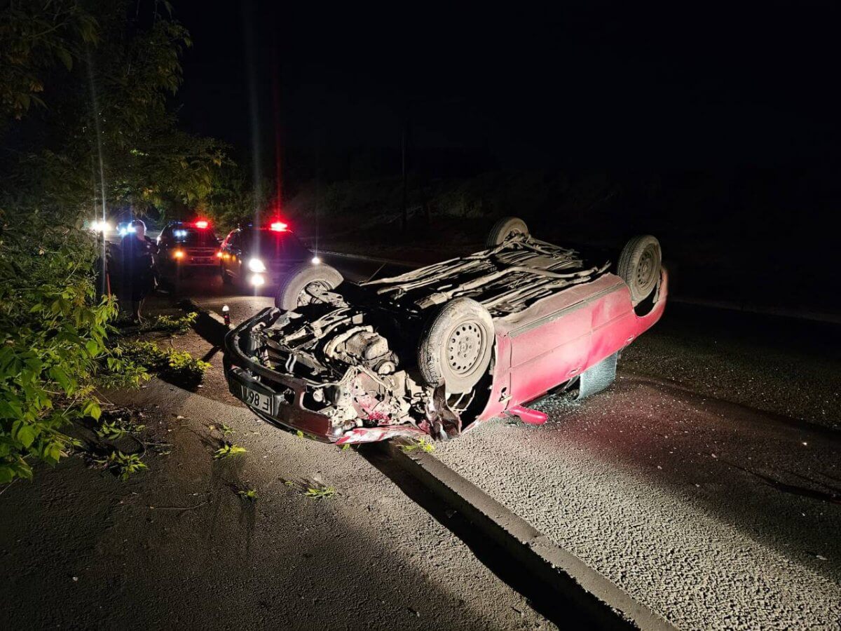 Водитель Mazda снес столб освещения в Семее