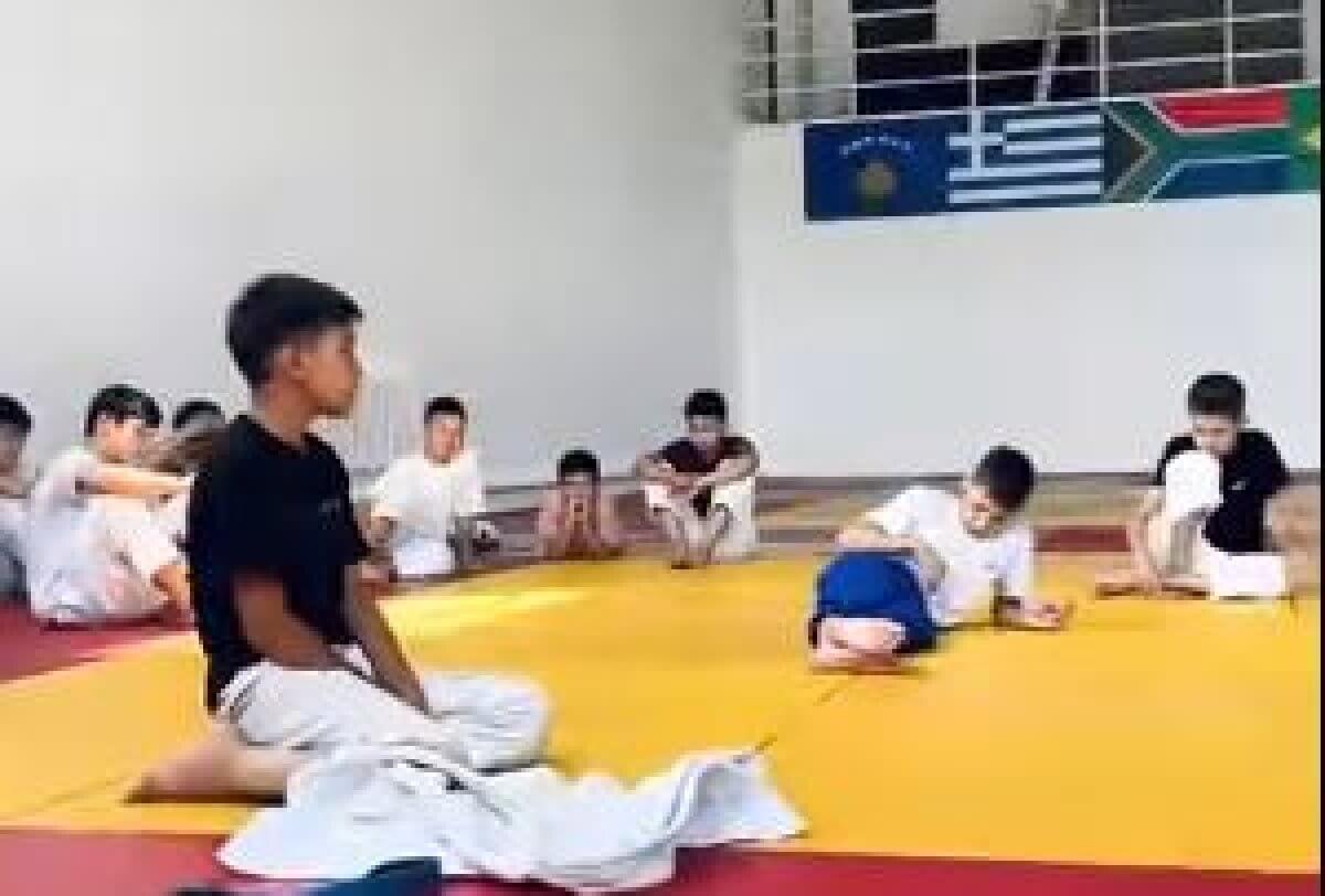 Школьник восхитил Казнет исполнением песни "Балхадиша" в Атырау (ВИДЕО)