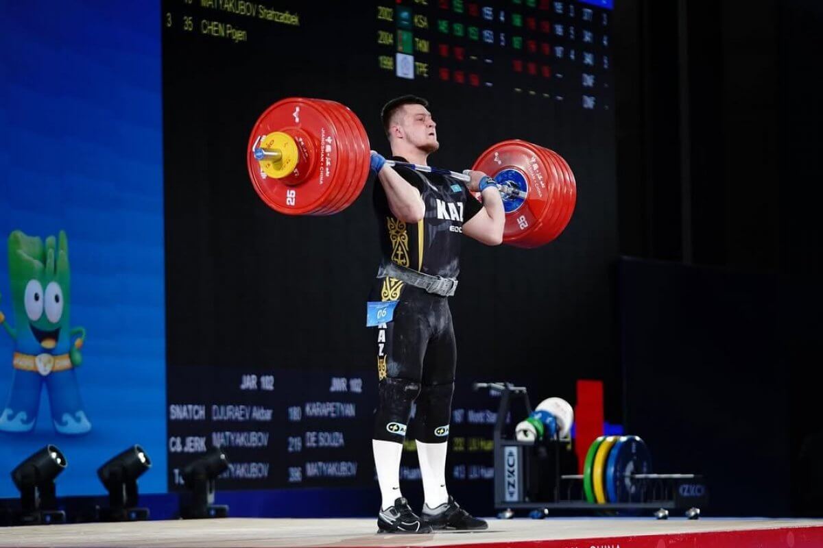 Казахстанский штангист завоевал серебро на чемпионате Азии
