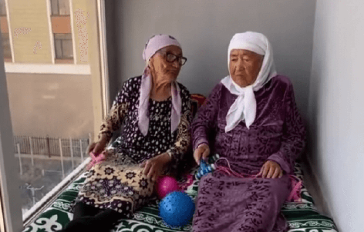 Пенсионерки, делающие зарядку на балконе, покорили казахстанцев