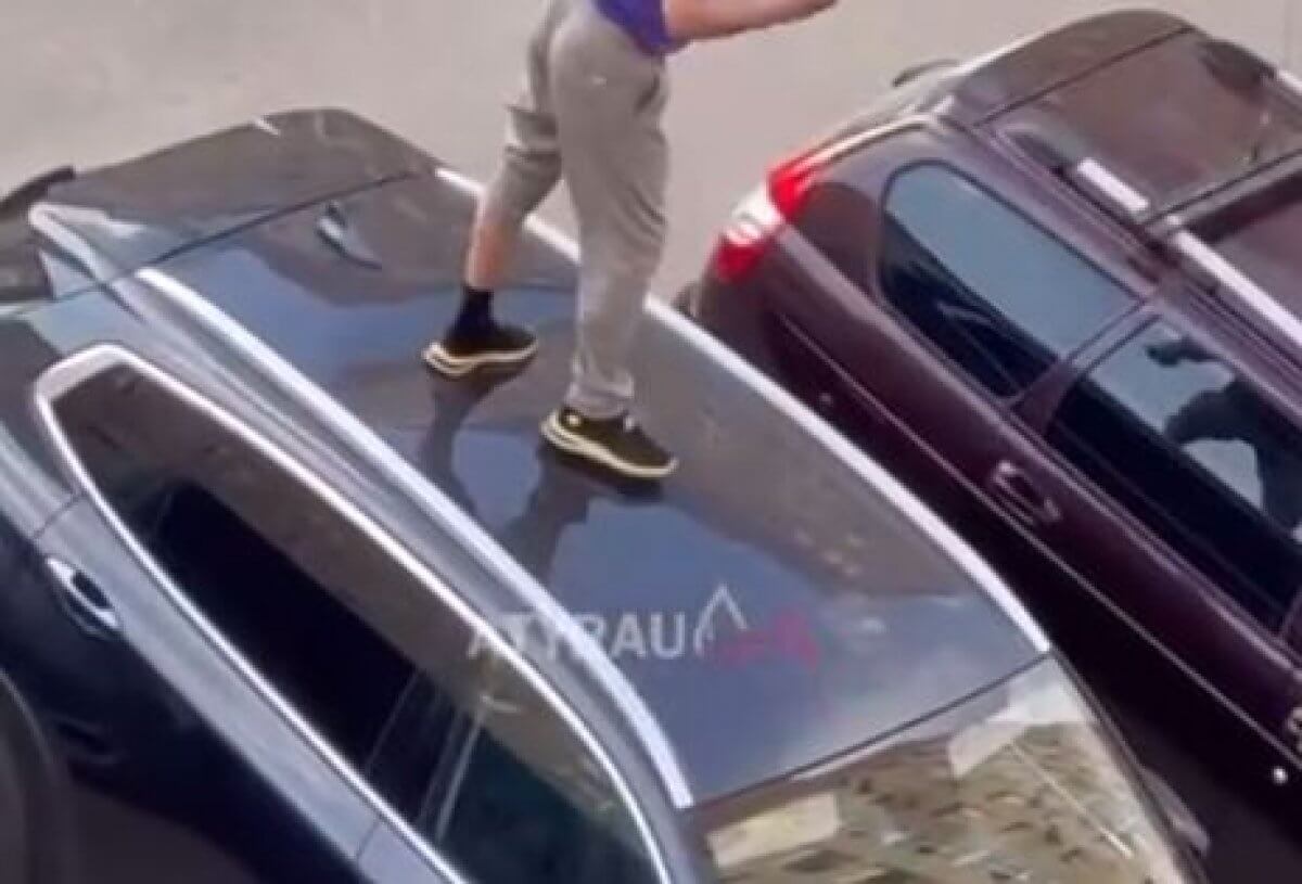 Exeed не выдержал: мужчина прыгал на крыше машины в Атырау