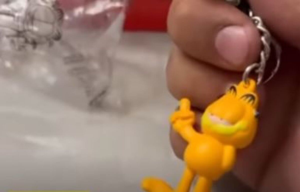 Казахстанец пожаловался на резкий запах игрушки из фаст-фуда