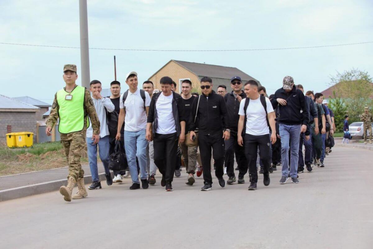 Певца из Казахстана призвали на военные сборы