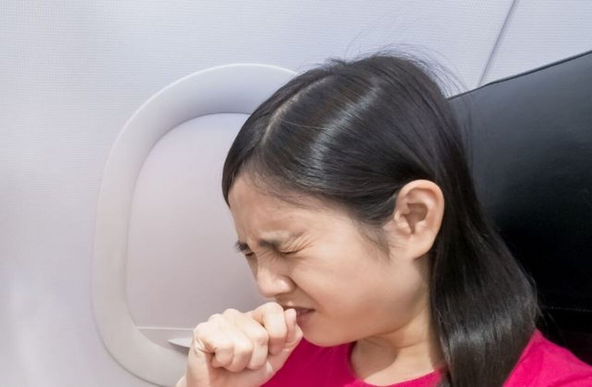 Печень выпала у женщины из-за сдерживания кашля в самолете