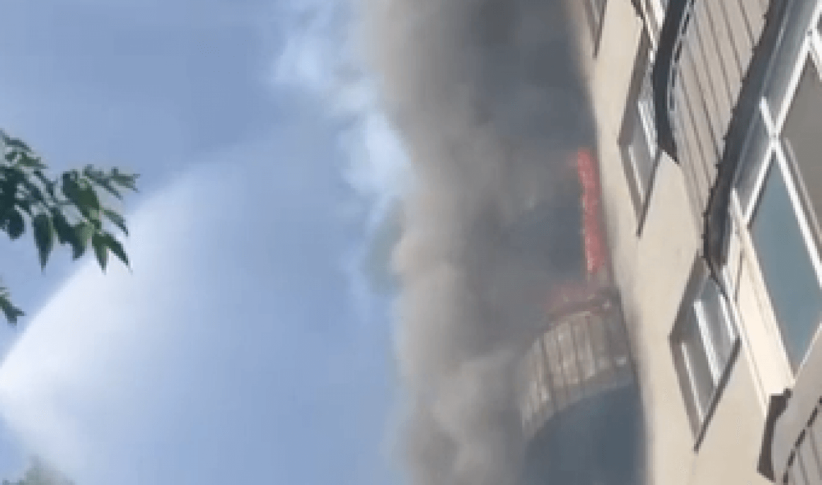 12 человек спасли из горящей высотки в Алматы