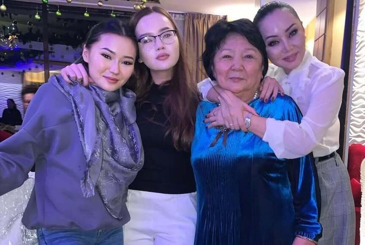 Баян Алагузова поделилась редкими кадрами с дочерьми