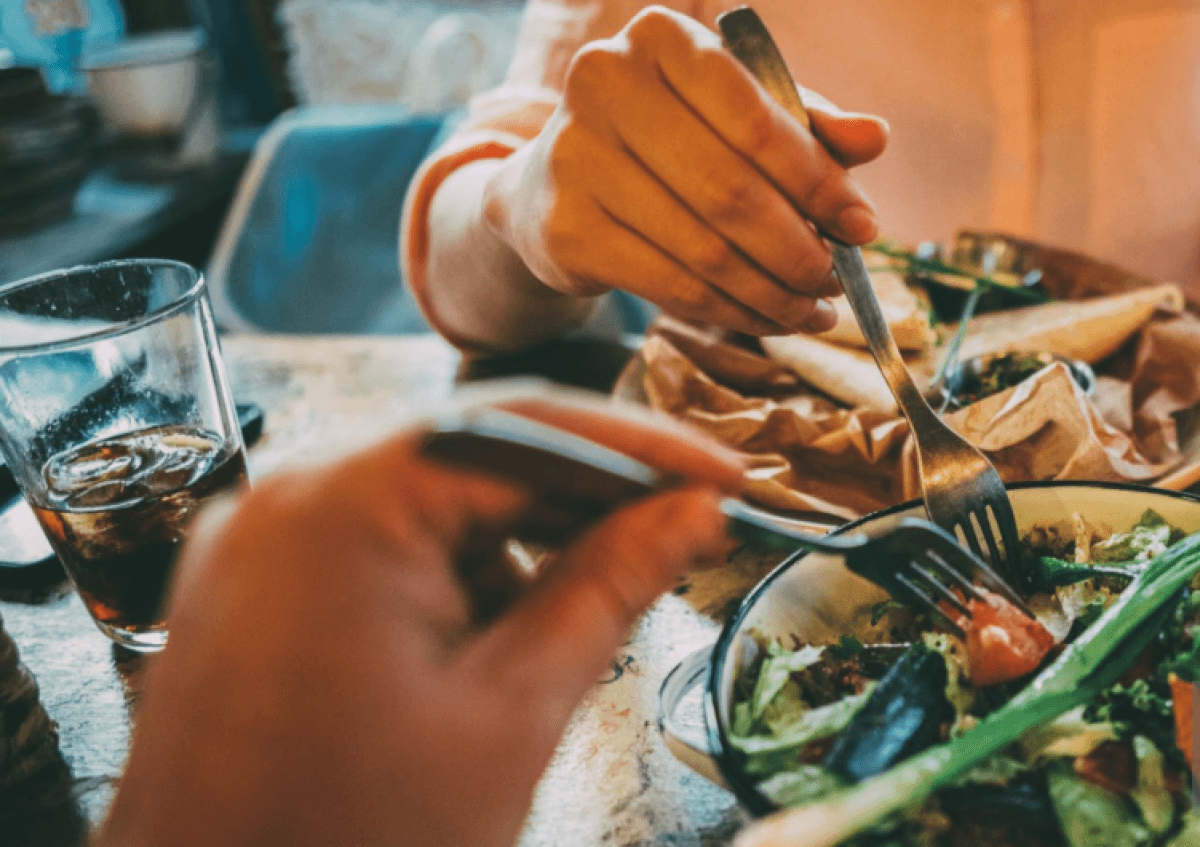 Казахстанцы тратят более половины суток на сон и еду