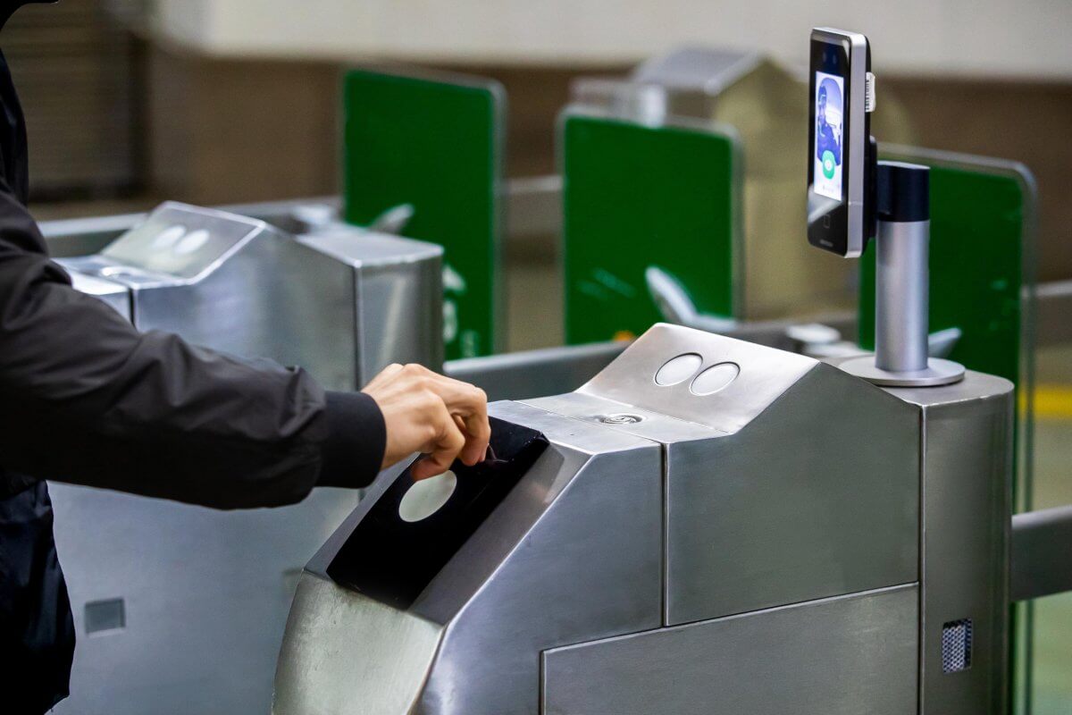 В метро Алматы внедряют бесконтактную оплату