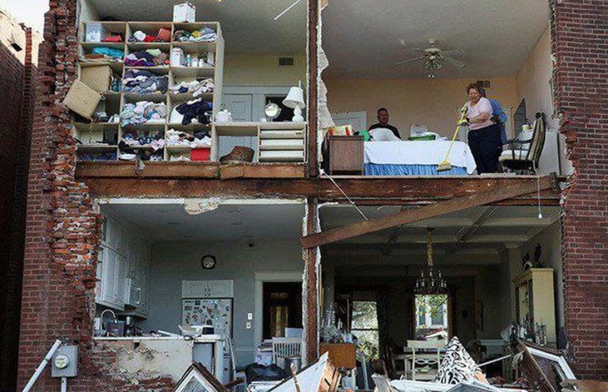 Дом без стены: появились фото страшных последствий торнадо в США