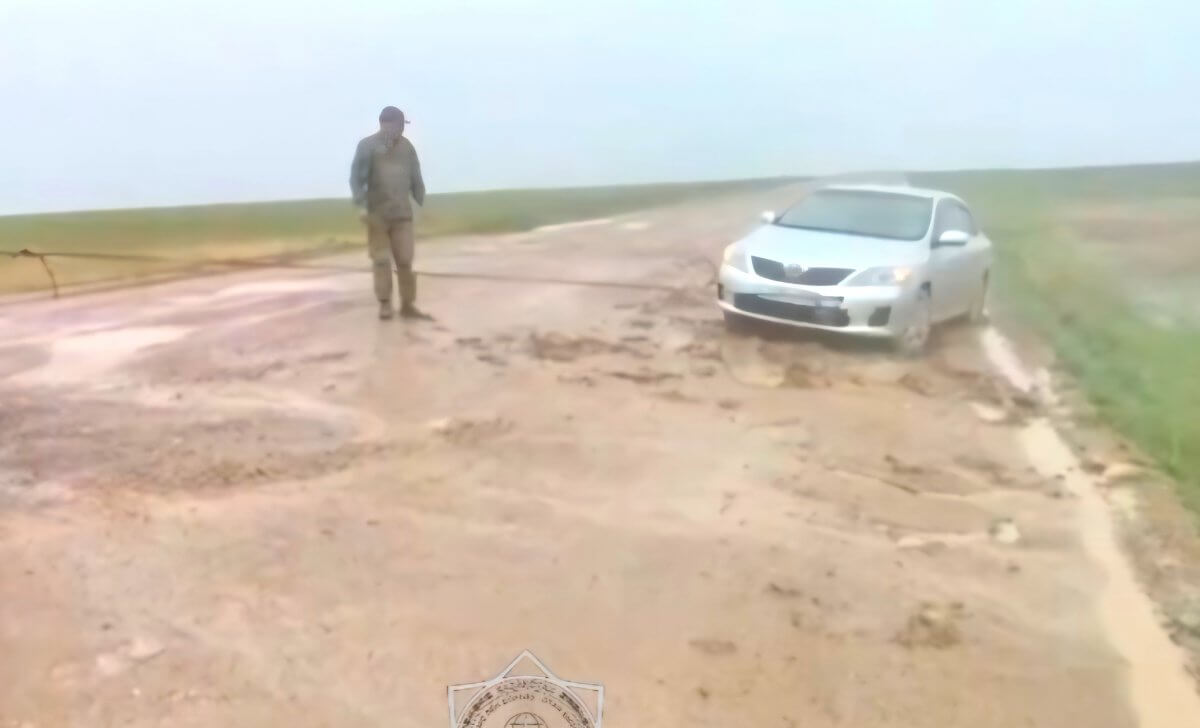 Республиканская трасса из грязи недалеко от Аркалыка: как вытаскивали авто