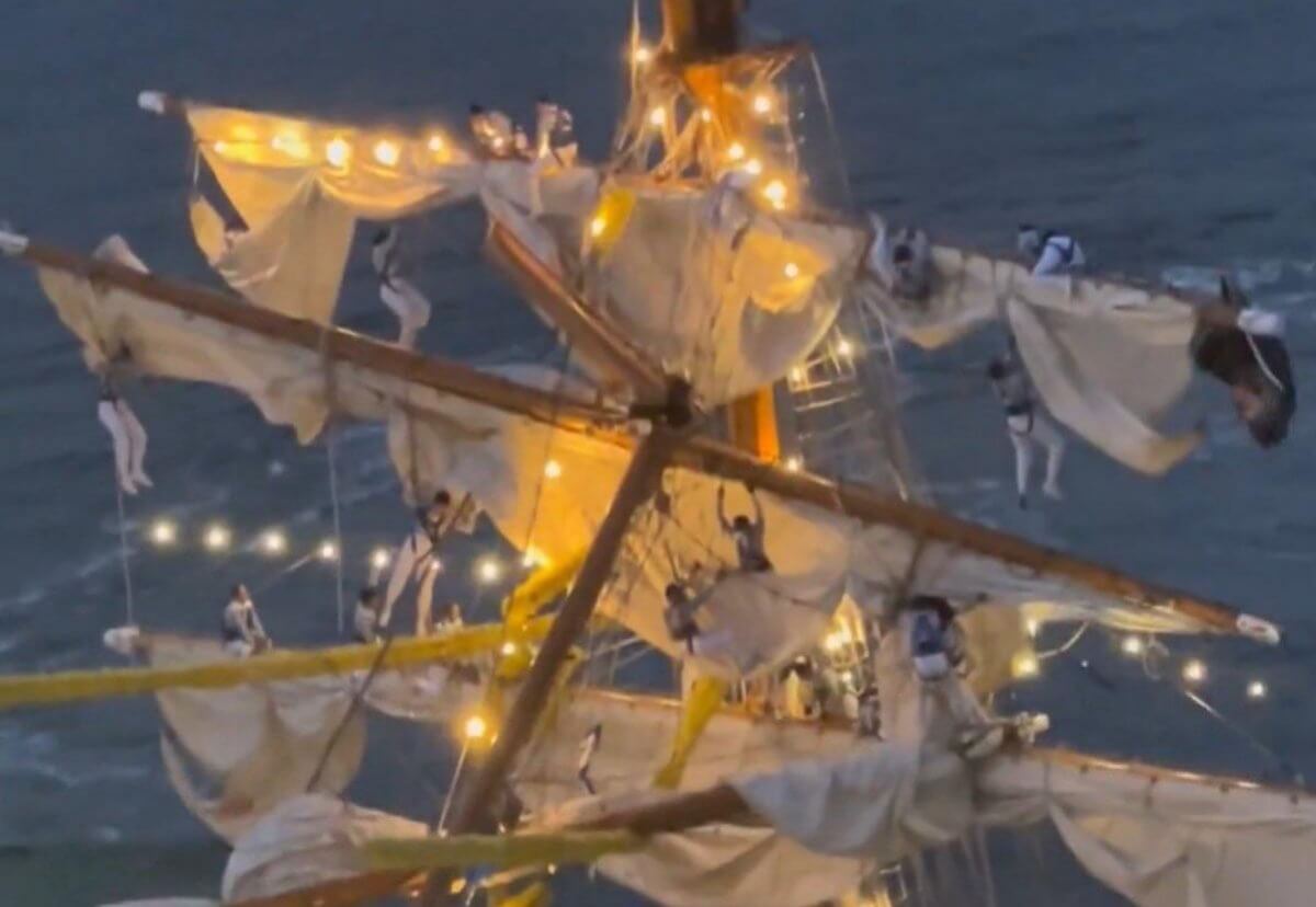 Парусник с моряками врезался в Бруклинский мост – видео с места