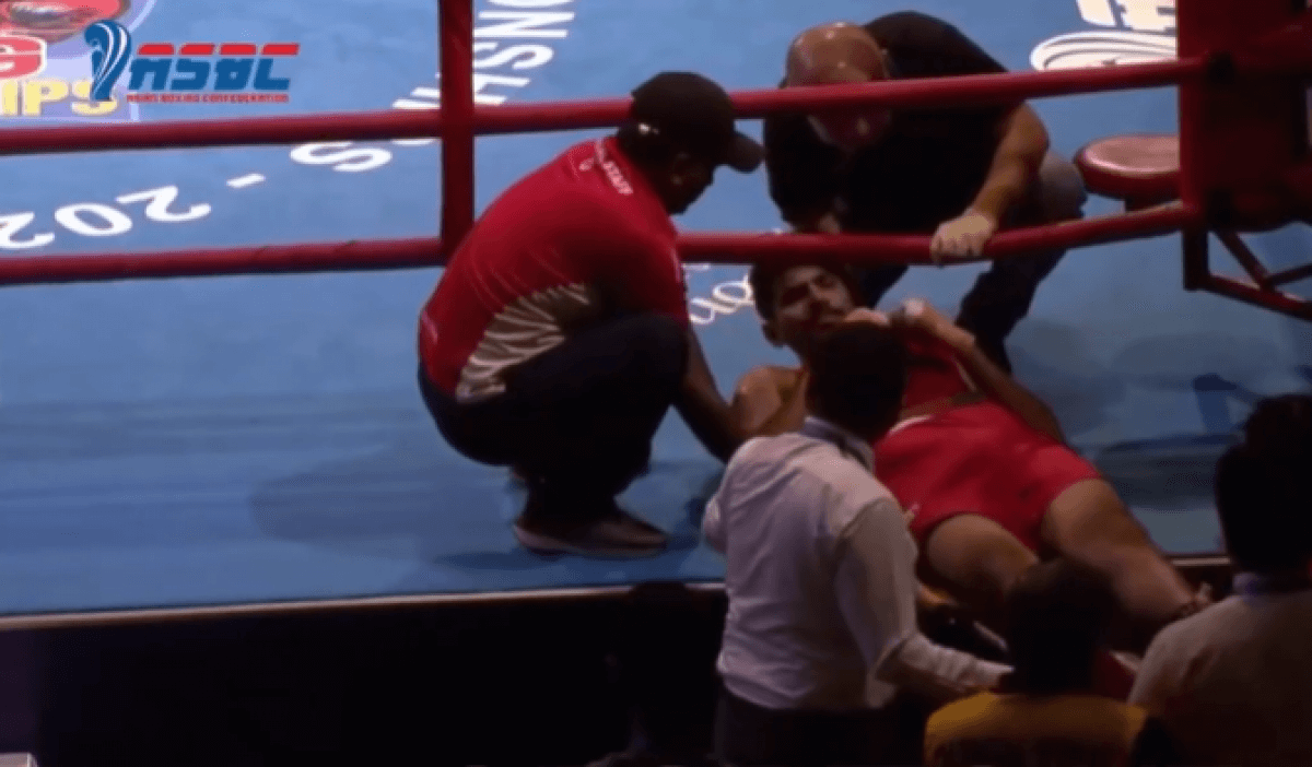 Жесткий нокаут: соперника казахстанского боксера унесли с ринга на носилках