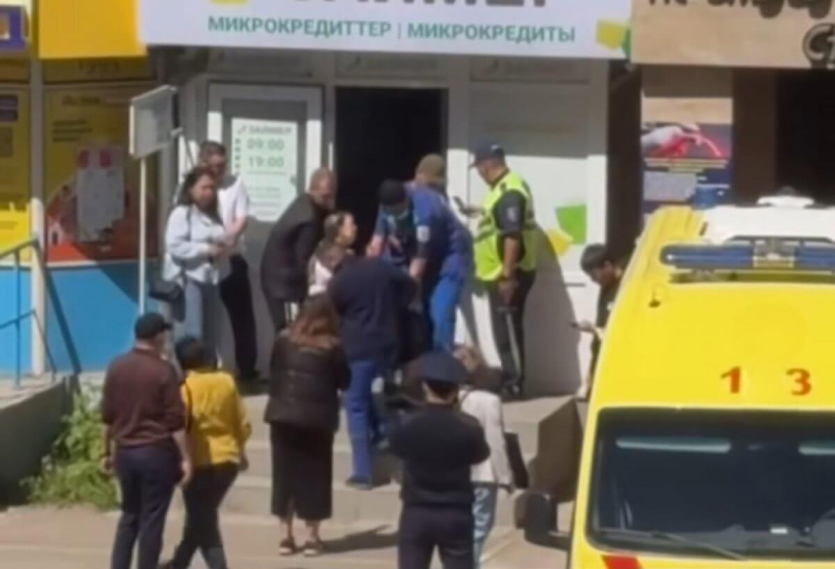 Скорая и полиция у МФО в Кокшетау: женщину ударили ножом (ВИДЕО)
