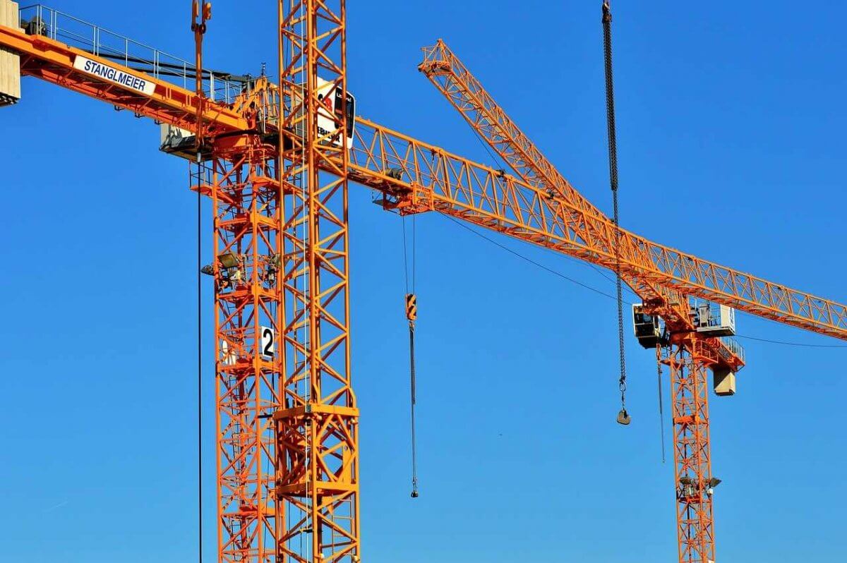 Крановщик покатал друга на огромной высоте в России