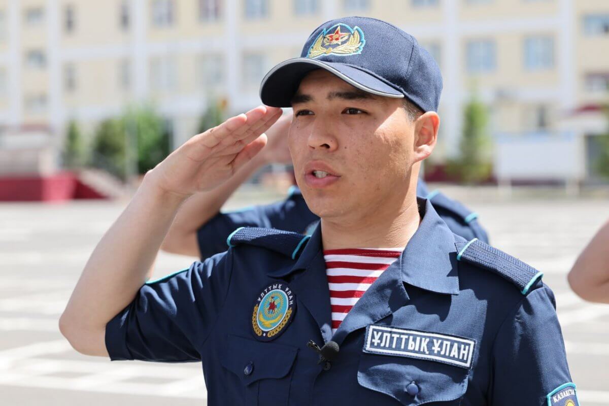 Стала известна личность гвардейца, умилившего казахстанцев на параде Победы