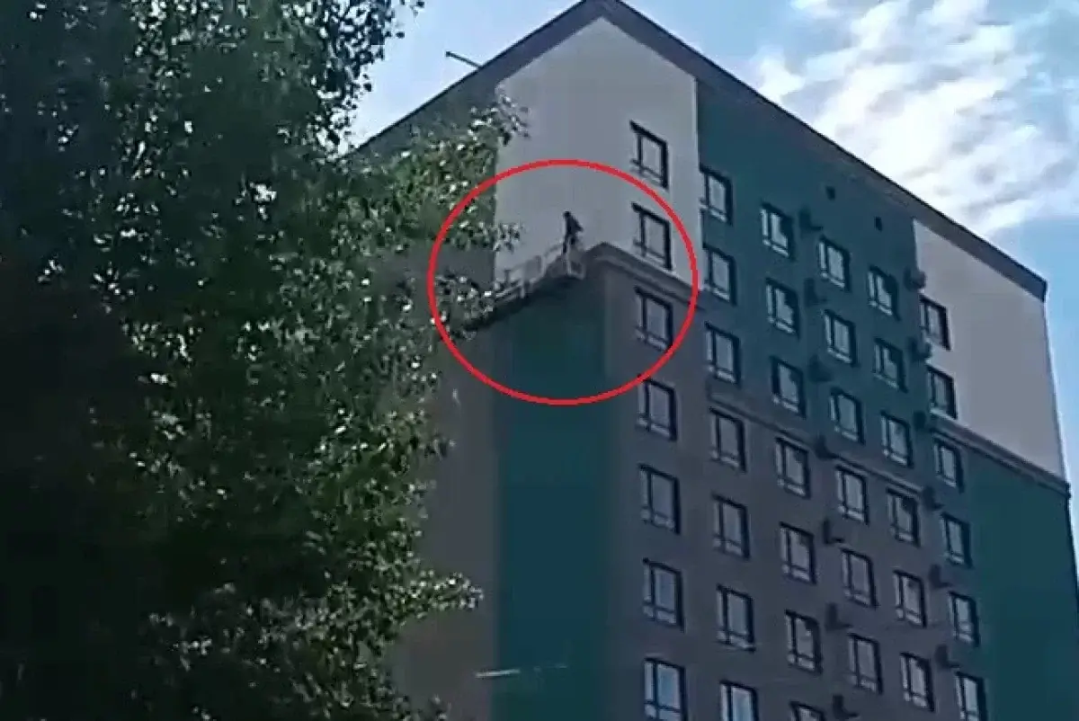 Рабочий угрожает самосожжением из-за долгов по зарплате в Костанае