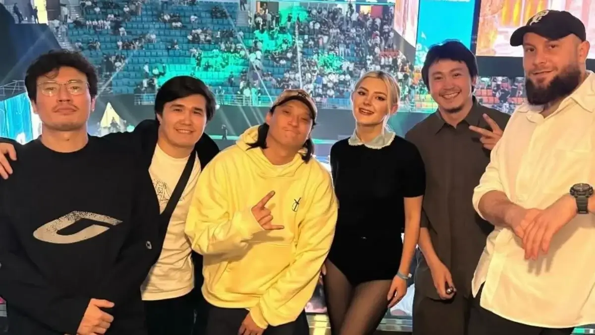 "Ирину Кайратовну" высмеяли после встречи с порноактрисой