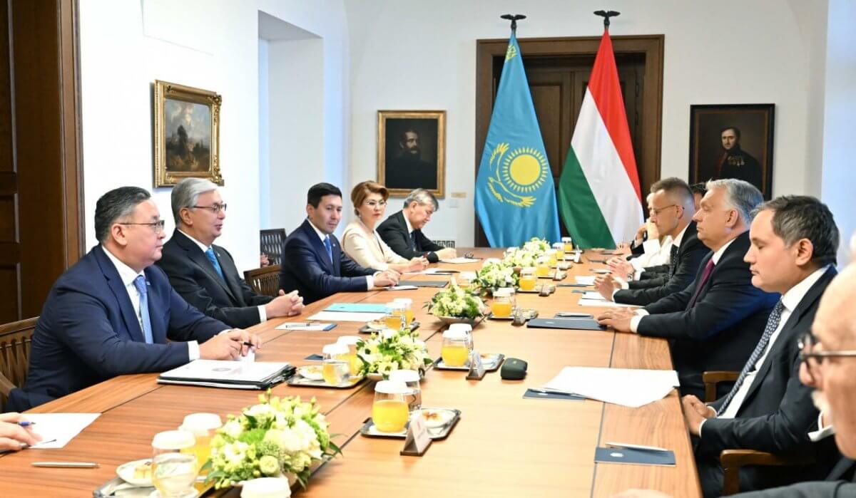 Токаев прибыл в Будапешт и провел переговоры с Орбаном