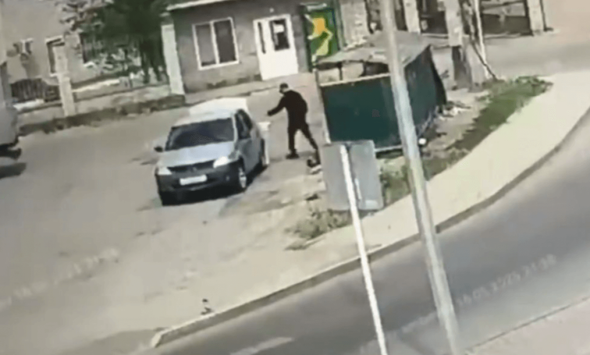 Коммунальщиков засыпало фекалиями из мусорного бака в Атырау