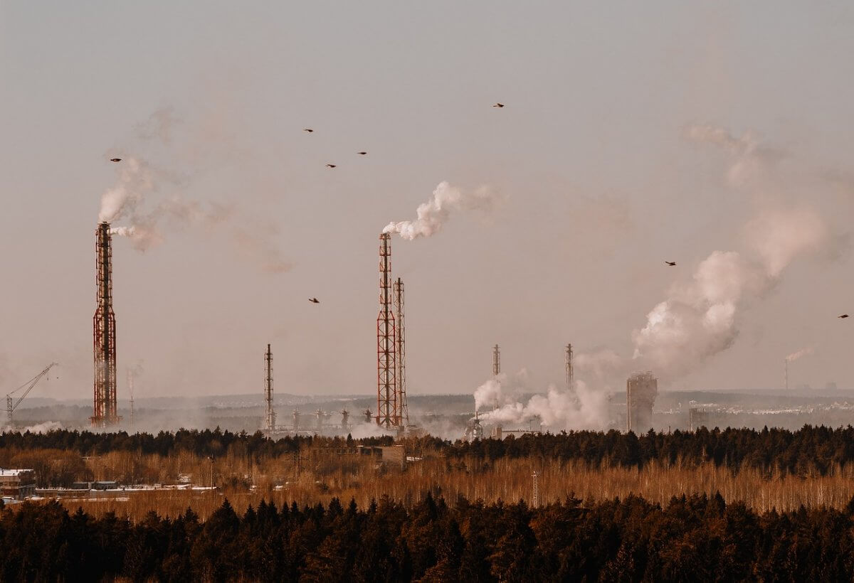 "Кашель, головная боль, дым": жители Усть-Каменогорска пожаловались на отравляющий смог