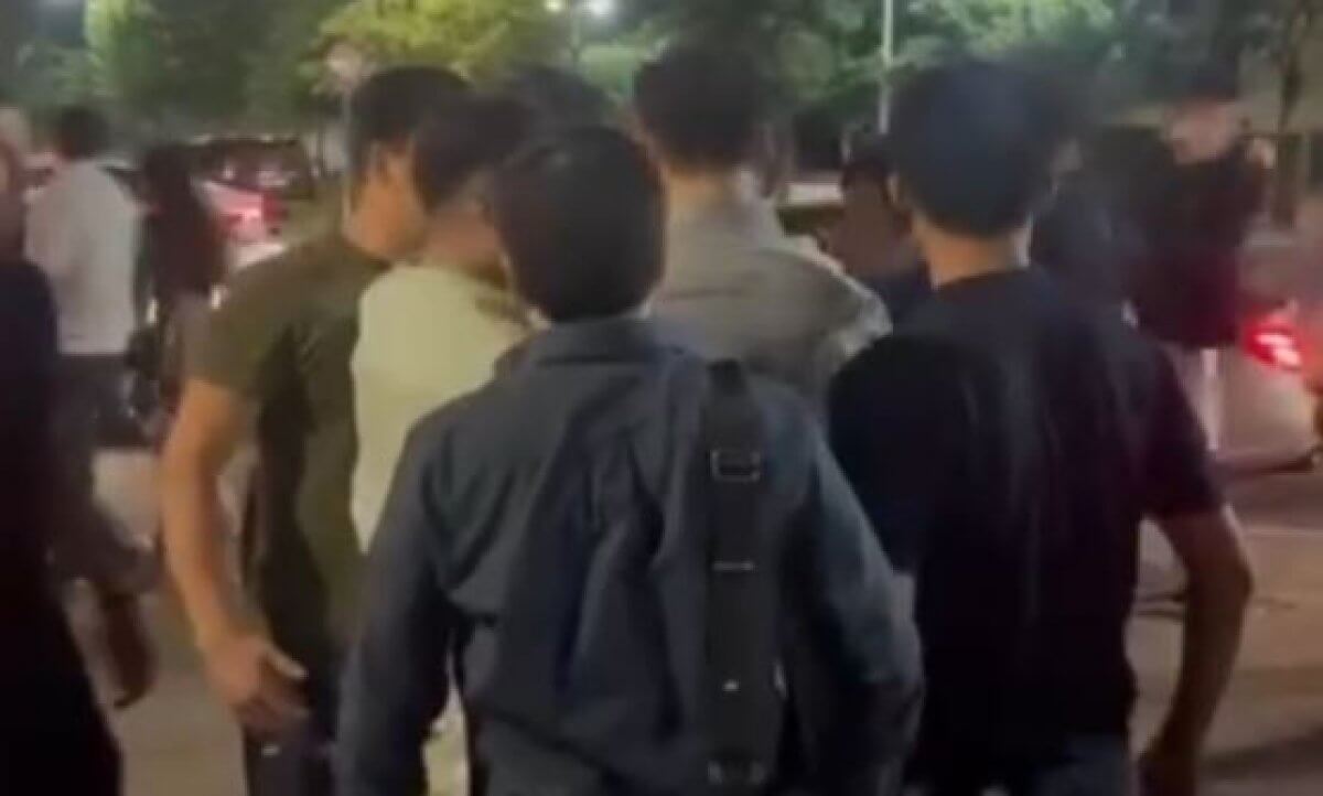 Массовая драка у заведения Алматы попала на видео