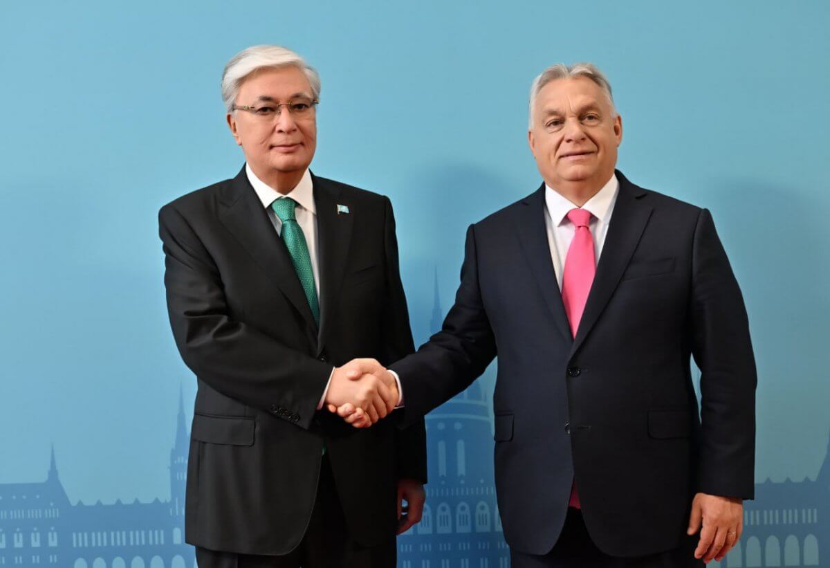 Токаев прибыл в павильон Vаrkert Bazar в Будапеште