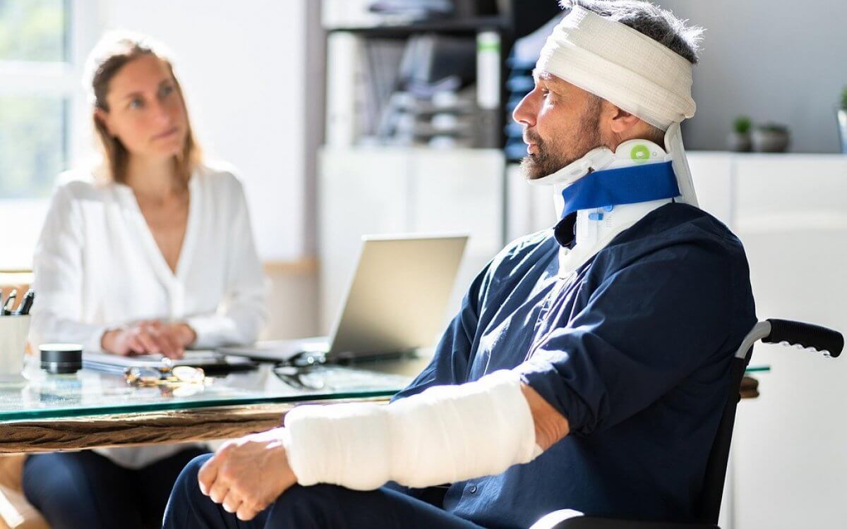 Мошенники переломали себе пальцы ради страховки