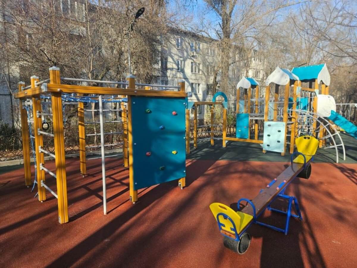 Мальчик порвал почку, упав с горки в Петербурге