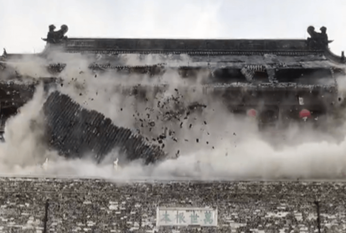 Крыша древней пагоды обрушилась в Китае