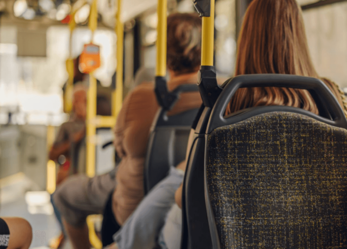 Воспитание или обязанность? Кто должен уступать место в автобусе