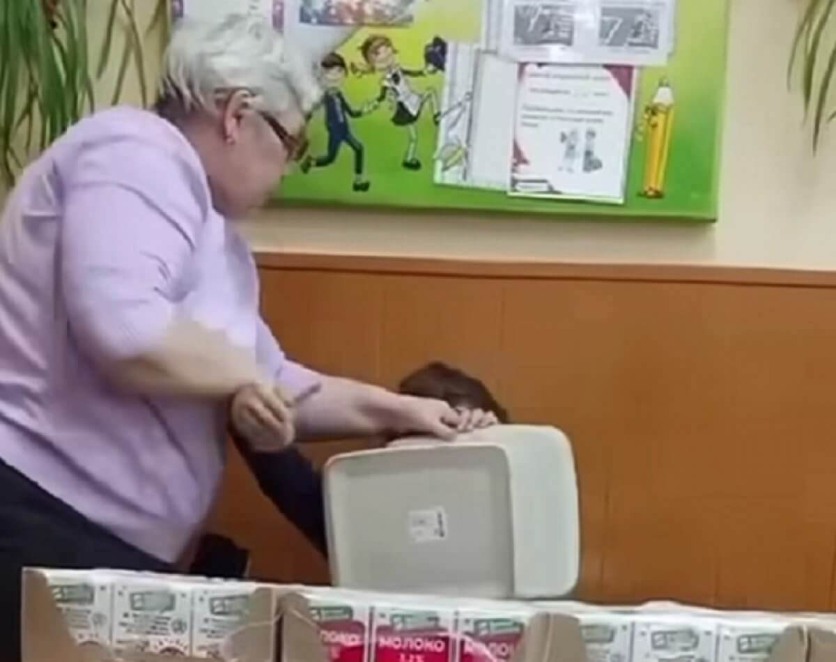 Учительница надела ведро на голову третьеклассника в России