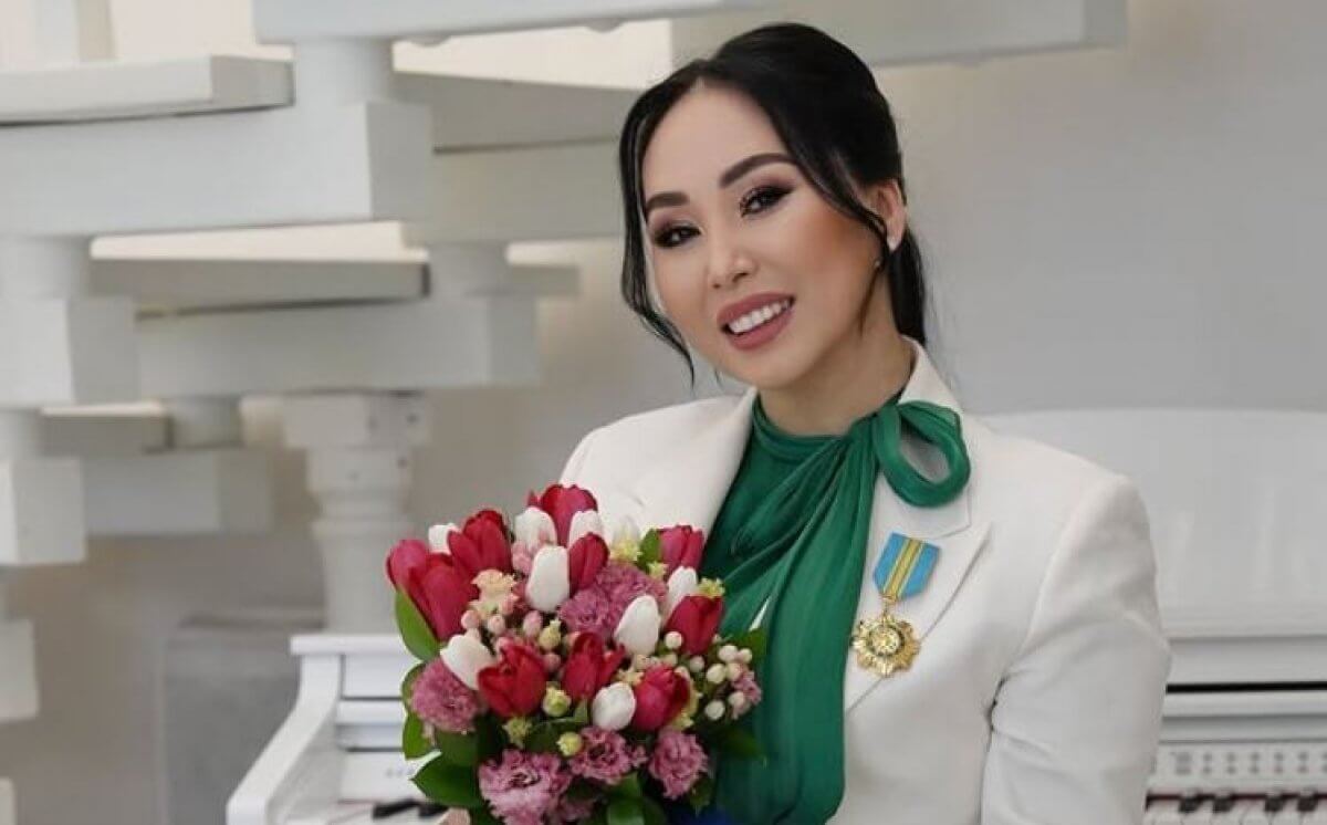 Дочь Каракат Абильдиной впервые вышла на сцену (ВИДЕО)