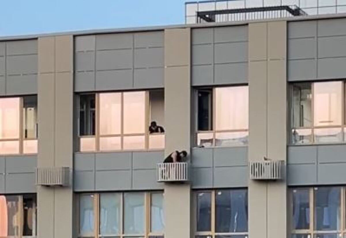 Мужчина устанавливал кондиционер на 12 этаже в Алматы без страховки