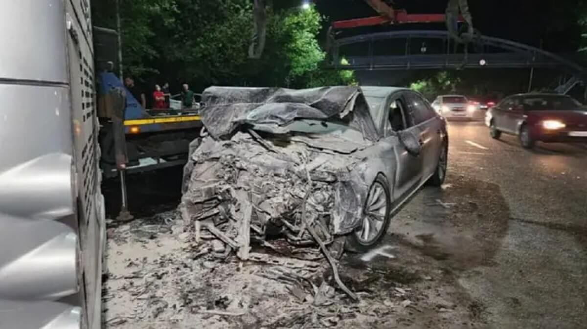 Ночной кошмар в Алматы: автобус снес Audi