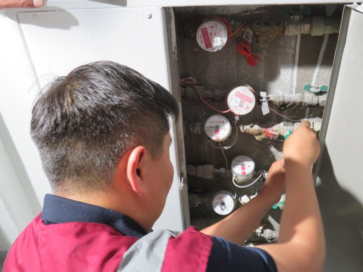 В Алматы начали ограничивать подачу горячей воды должникам