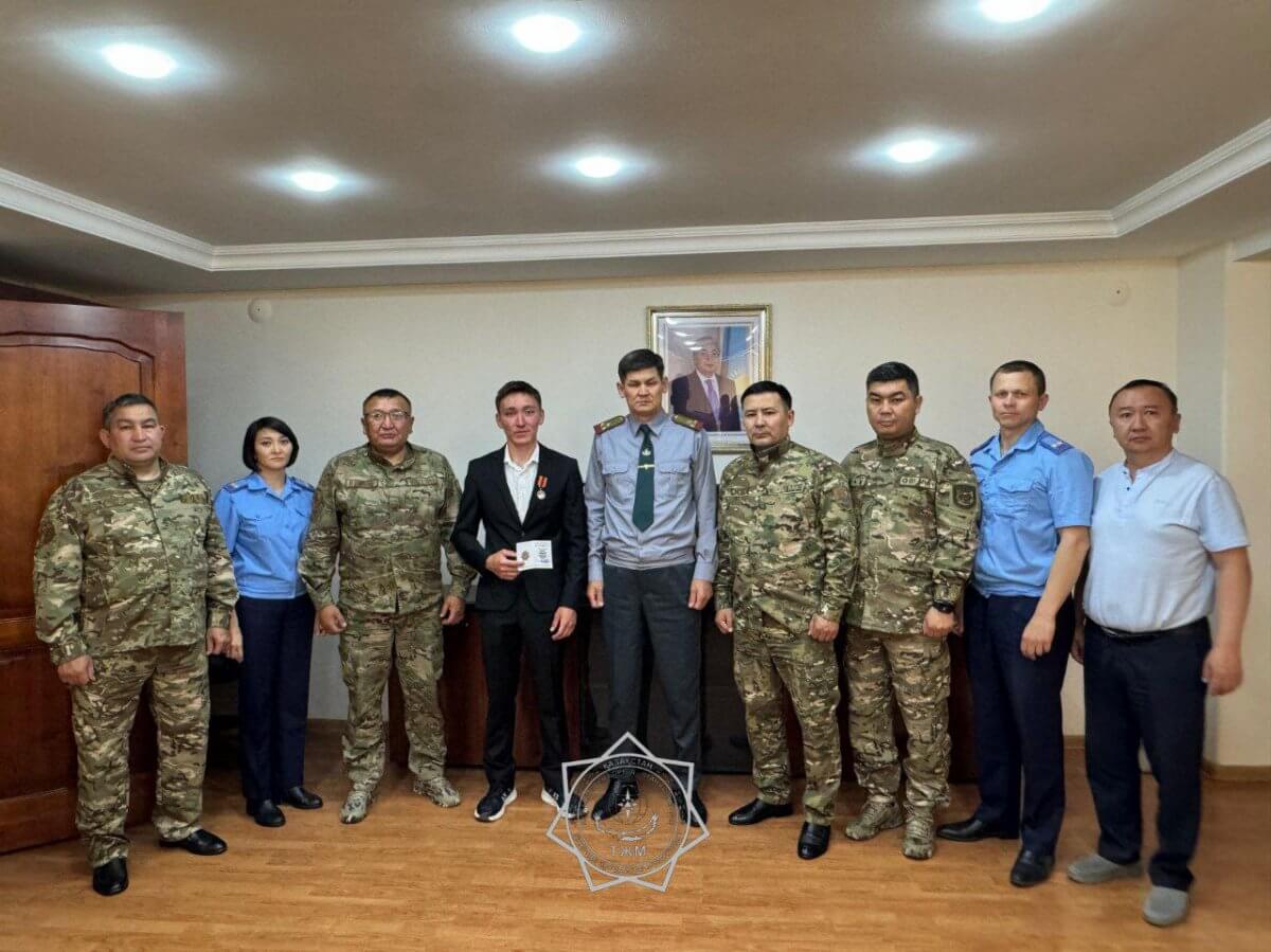 Студент вытащил тонущего ребенка из воды в ВКО: его вызвали в госорган