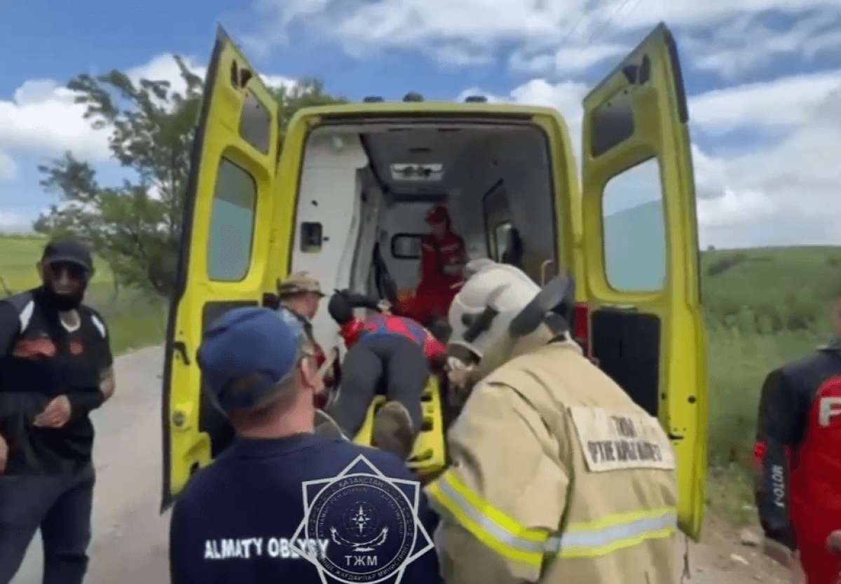 Девушка на квадроцикле упала в обрыв в Алматинской области