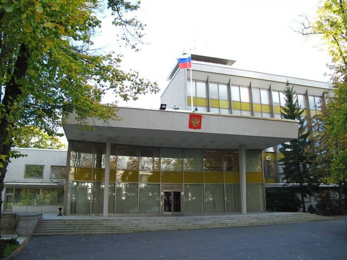 На посольство РФ в Швеции сбросили банку с краской