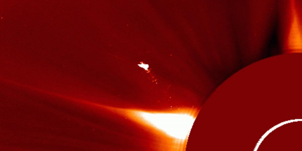 Телескоп заметил "огненную птицу" у Солнца размером с десять Земель