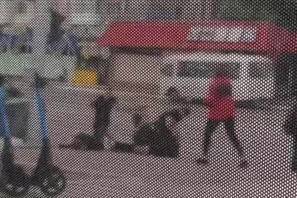 Парней жестоко избили на остановке в Темиртау