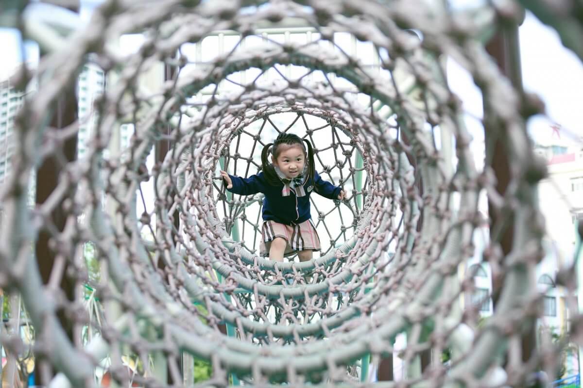 "Выгнали с площадки": взрослые заняли детскую зону ради тренировок в Алматы