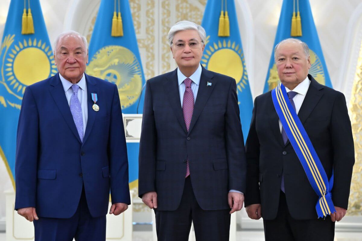 Токаев вручил госнаграды Равилю Чердабаеву и Серику Токпанову