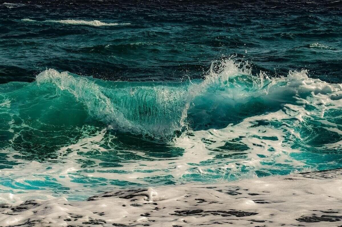 Водитель загнал машину в море в Актау