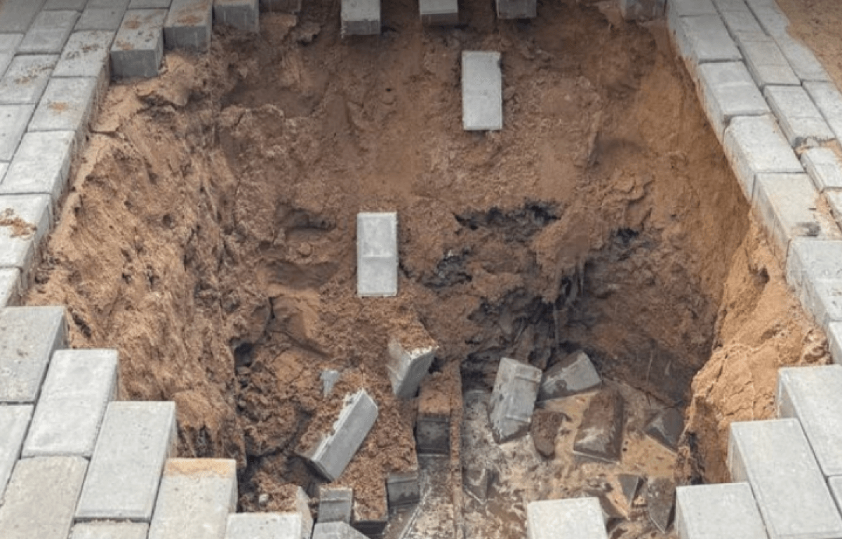 Девушка провалилась под землю в Астане